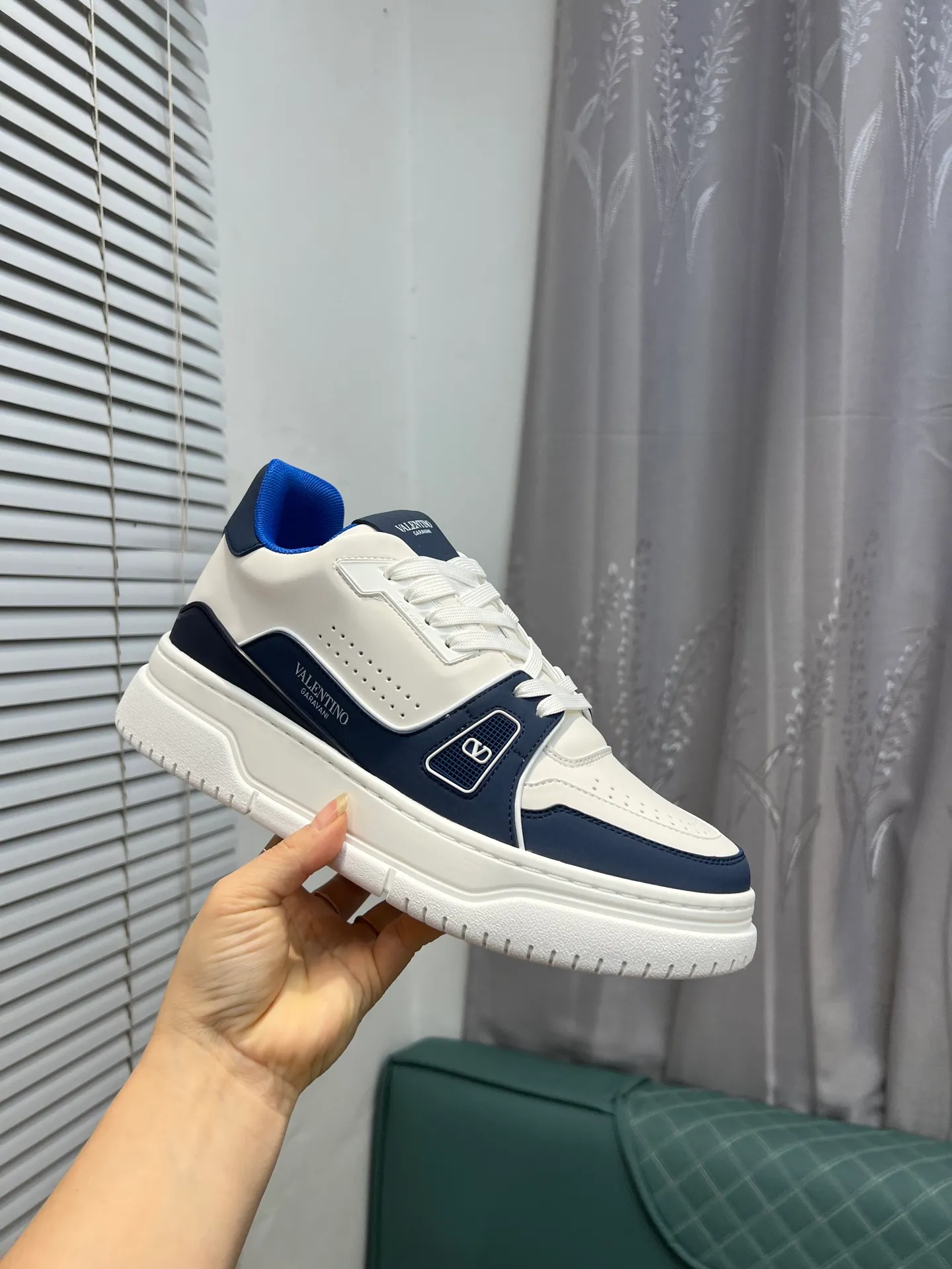 Men's Men's Shoes 💰660 Valentino 2023 early autumn new star shoes are now online! Wang Hedi and Ren Jialun have been worn by many celebrities. Who can refuse the same couple shoes as Wang Hedi! The design of Stars Stab My Heart is cool and spicy. The material of the shoes is cowhide, and every color is beautiful! Size 35-40, men’s size 39-44 (women’s 41, men’s 38, 45🉑️customized)